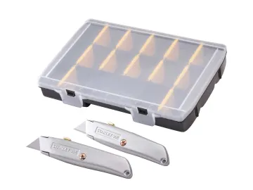 The utility knife set includes two silver Stanley knives with engraved branding and screw mechanisms for blade changes. A transparent case holds organised replacement blades in individual compartments for construction and crafting use.